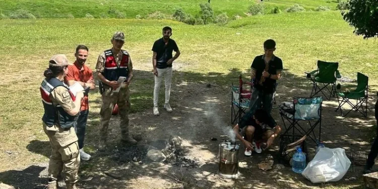 16 yaşındaki sürücü kaldırımdaki panoya çarptı