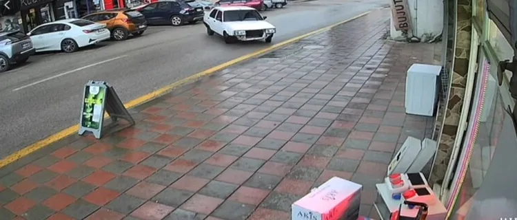 16 yaşındaki sürücü kaldırımdaki panoya çarptı
