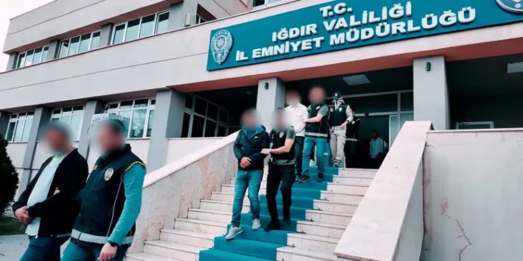 Iğdır ve Ağrı’da kaçak göçmenlere sahte belge düzenleyen şüphelilere operasyon