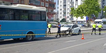 Otomobil halk otobüsüne çarptı: 9 yaralı