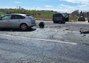 Kırıkkale’de kamyonet ile otomobil çarpıştı: 3 yaralı