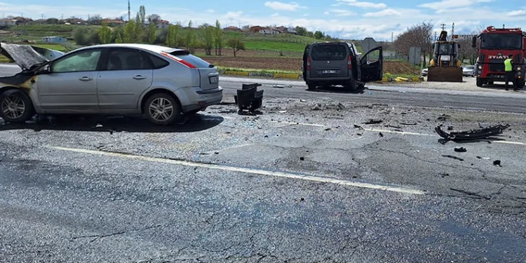 Kırıkkale’de kamyonet ile otomobil çarpıştı: 3 yaralı