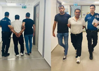 Telefondaki sahte polisten, yanındaki gerçek polis sayesinde kurtuldu