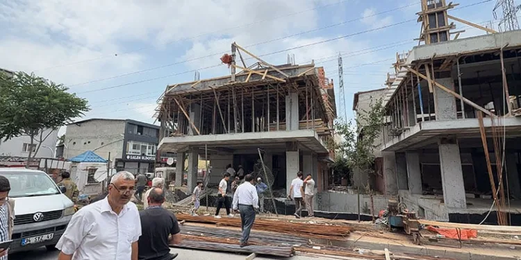İnşaatın duvarı, işçinin üzerine devrildi
