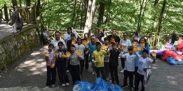 Gençlerden ‘Küreklidere’de temizlik harekatı