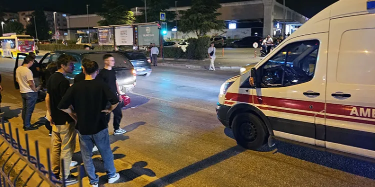 Bursa’da motosiklet sürücüsü aracın altına girdi