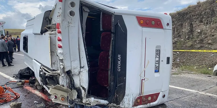 Midibüs şarampole devrildi: 2 ölü, 27 yaralı