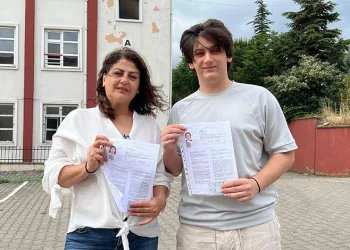Bursa’da anne oğul aynı okulda sınava girdiler