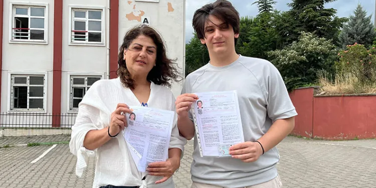 Bursa’da anne oğul aynı okulda sınava girdiler
