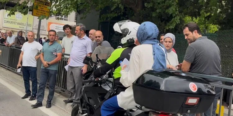 Bursa’da okulları karıştırınca motosikletli polis okula böyle yetiştirdi
