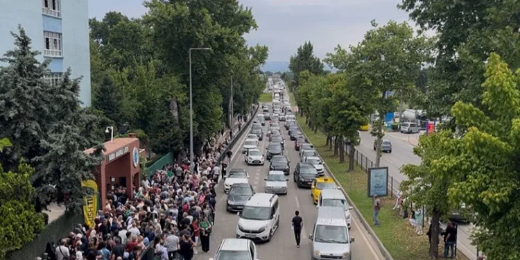 Bursa’da YKS öncesi trafik yoğunluğu öğrencilere zor anlar yaşattı