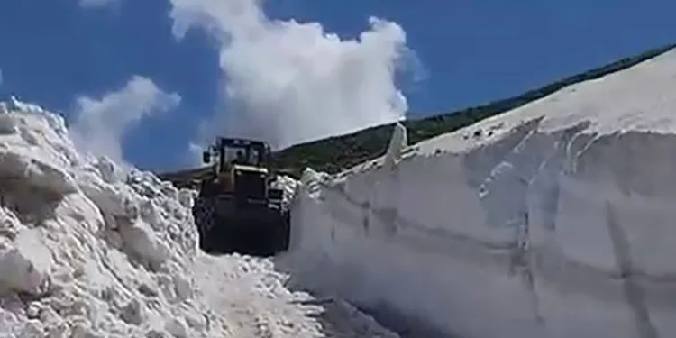 Kars’ta, haziran ayının ortasında karla mücadele