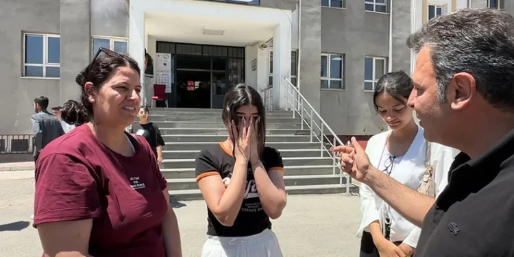 YKS çıkışı duygusal anlar: Gözyaşlarına boğulan genç kızı annesi teselli etti