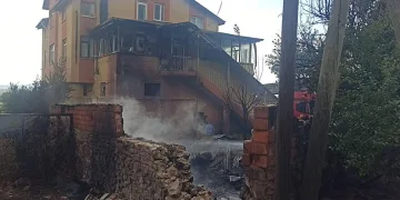 Otları temizlemek için yaktığı ateş, komşusunun evini yaktı
