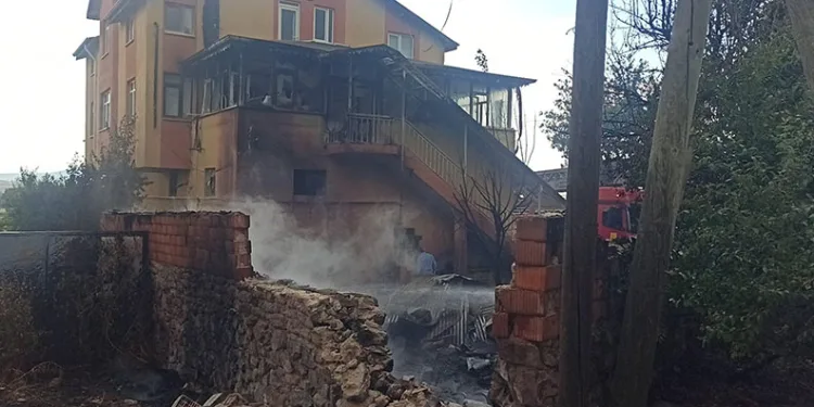 Otları temizlemek için yaktığı ateş, komşusunun evini yaktı