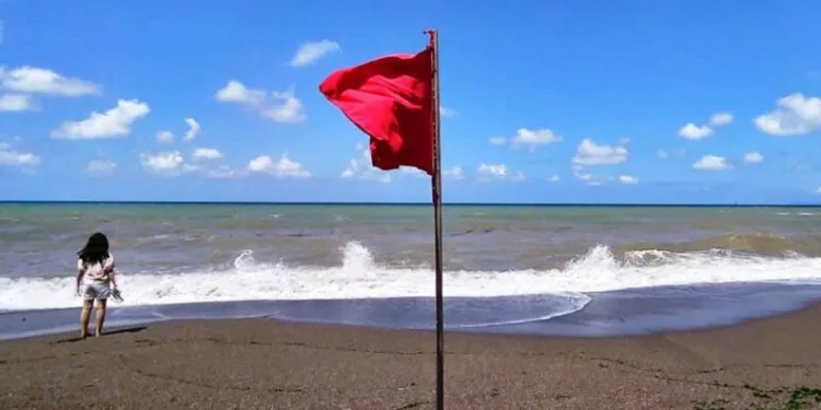 Düzce’de hava şartları sebebiyle denize girmek yasaklandı
