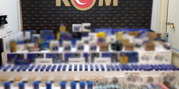 Polis kaçak cep telefonu tamir malzemesi ele geçirdi