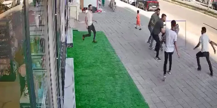 Midyat’ta kavgada yere düşen kişiye minibüs çarptı