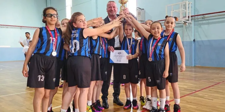 Fatih Karabatı’dan minik sporculara moral ziyareti