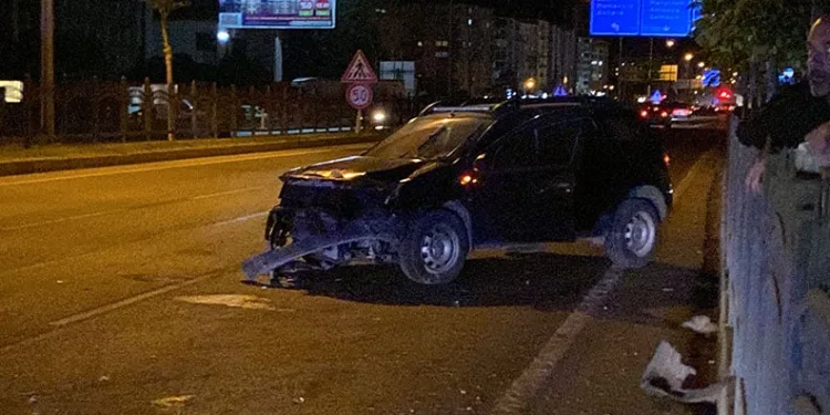 Demir korkuluklara çarpan otomobildeki 2 kişi yaralandı