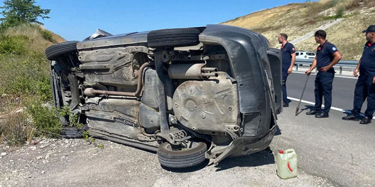 Takla atan otomobilden yara almadan kurtuldular