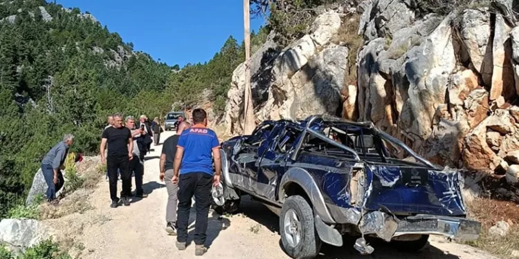 Uçuruma yuvarlanan kamyonetin sürücüsü hayatını kaybetti