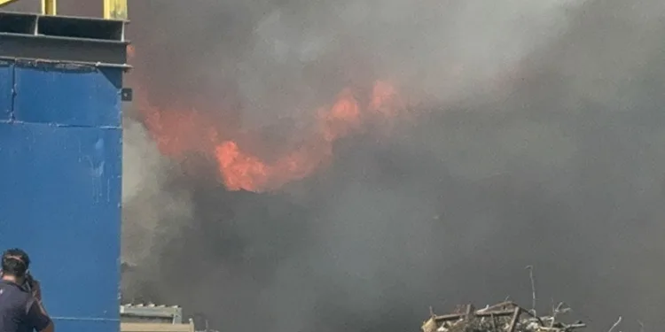 Gebze’de hurda sahasında yangın çıktı