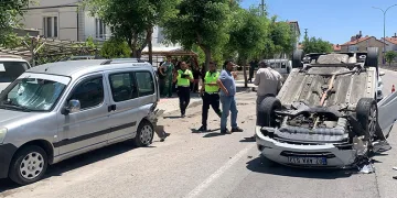 Karaman’da park halindeki araca çarpan otomobil ters döndü: 2 yaralı