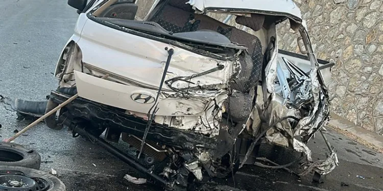 İznik’te tır ile kamyonet çarpıştı: 1 ağır yaralı