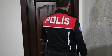 Mersin’de 54 adrese operasyon: 89 aranan şahıs yakalandı
