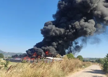 Bursa’da plastik fabrikası alevlere teslim oldu