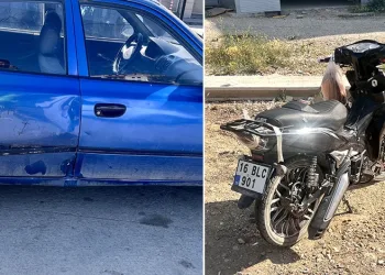 Bursa’da otomobil ile çarpışan motosikletli yaralandı