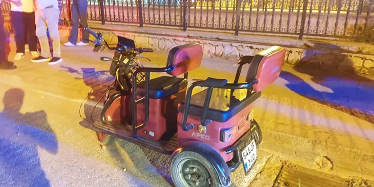 Sakarya’da otomobilin çarptığı elektrikli bisikletteki anne ve kızı yaralandı