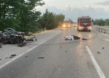Balıkesir’de feci kaza: 3 ölü, 1 yaralı