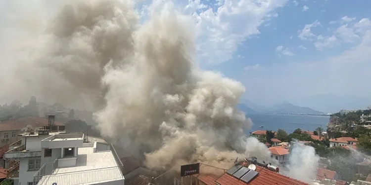 Antalya Kaleiçi’ndeki yangın