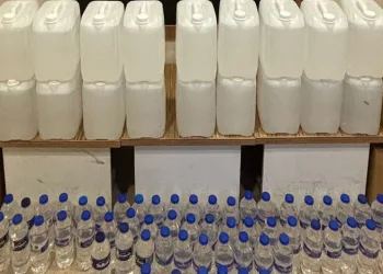 Bursa’da pazarcının evinden 121 litre sahte içki çıktı