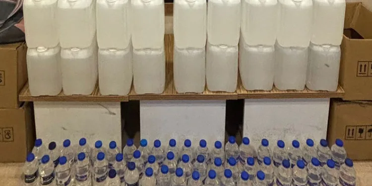 Bursa’da pazarcının evinden 121 litre sahte içki çıktı
