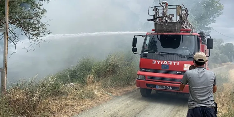 Arazide çıkan yangın yerleşim yerine sıçramadan söndürüldü