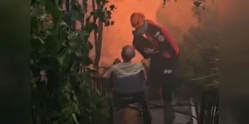 İzmir’de alevlerin arasında kalan yaşlı adamı itfaiye kurtardı