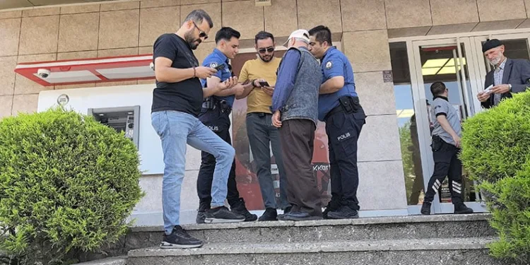 Yaşlı adamın 100 bin lirasını polis kurtardı