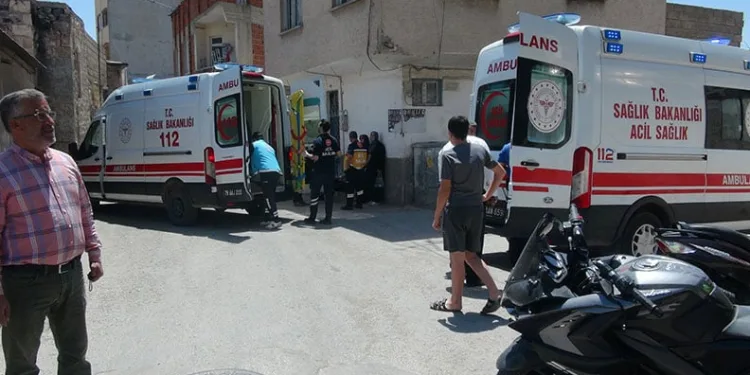 Motosiklet ile hafif ticari araç çarpıştı: 2 yaralı