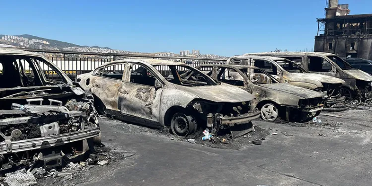 Buca Otokent’e sıçrayan orman yangında 25 araç kül oldu