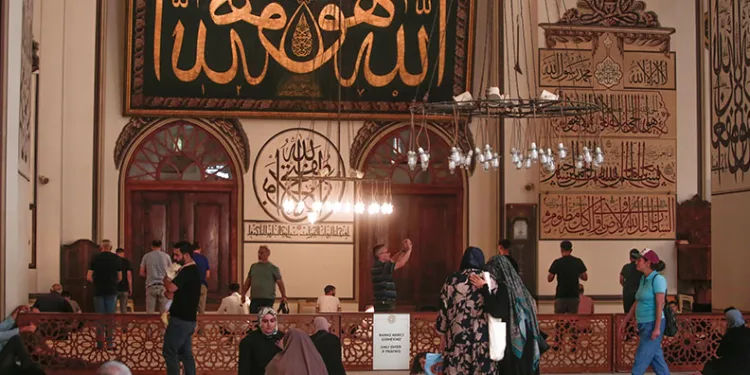 Bursa’daki selatin camilerin müze gibi görülmesi herkesi huzursuz etti
