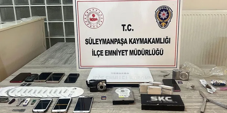 Eve davet ettikleri kişilerin uygunsuz görüntülerini çeken 4 kişi tutuklandı