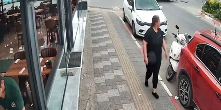 Otomobil ile motosikletin çarpıştığı kaza kamerada