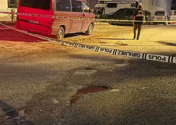 Annesiyle boşanma aşamasındaki babasını bıçakladı