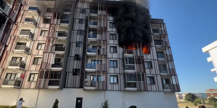 Çanakkale’de bir sitede çıkan yangında 10 kişi dumandan etkilendi