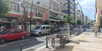 Yola fırlayıp otomobile çarpan çocuk yaralandı