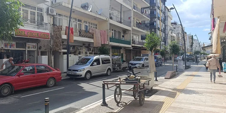 Yola fırlayıp otomobile çarpan çocuk yaralandı