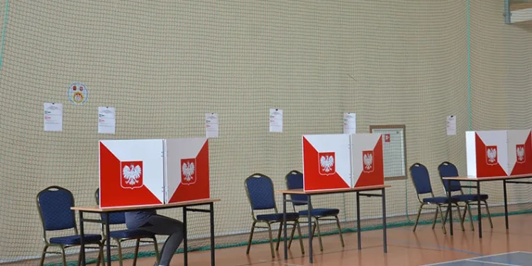 Polonya’da halk cumhurbaşkanlığı seçimleri ikinci turu için sandık başında